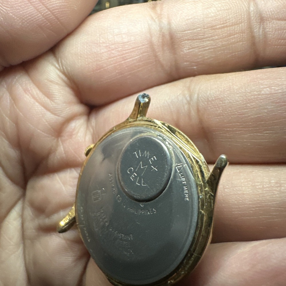Works Vintage Timex Dole Mens Watch 33mm Quartz Gold Tone - One Lug Is Broken - Picture 6 of 13